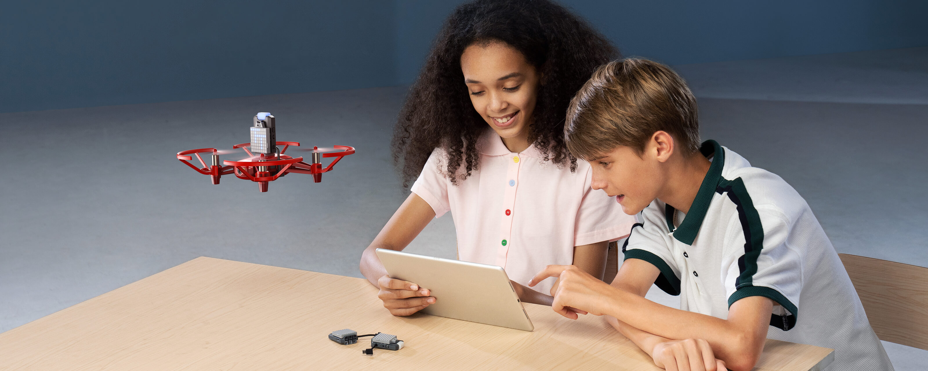Образовательный квадрокоптер. DJI ROBOMASTER Tello Talent. Маленькие дроны малюсенькие с пультом и батареи. ROBOMASTER Education. Drone and child.